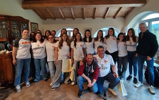 PALLANUOTO. Una nuova generazione in vasca, presentata la squadra femminile della R. N.Olio Raineri (Video) PALLANUOTO. Una nuova generazione in vasca, presentata la squadra femminile della R. N.Olio Raineri (Video)