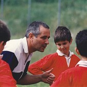 Giuliano mentre insegna rugby. A fianco il figlio Roberto. Qualche anno fa Giuliano mentre insegna rugby. A fianco il figlio Roberto. Qualche anno fa