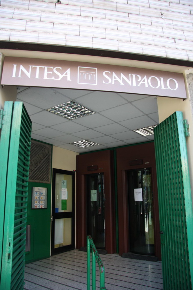 Coronavirus, da domani chiudono le filiali di Intesa Sanpaolo: riceveranno solo su appuntamento Coronavirus, da domani chiudono le filiali di Intesa Sanpaolo: riceveranno solo su appuntamento