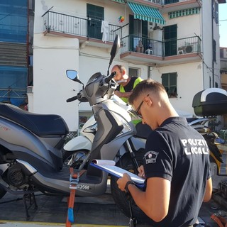 Imperia: blitz della polizia municipale in via Novaro, rimossi e multati gli scooter parcheggiati vicino al cantiere di piazzale Cristino (foto)