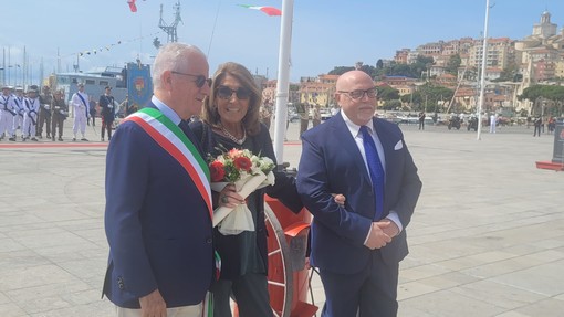 Renata Calvi il 2 giugno scorso tra il prefetto Romeo e il sindaco Scajola                                (Foto Flammia)