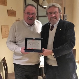 Roberto Pisani, vice presidente dell'Associazione Ristoranti della Tavolozza consegna la targa a Piero Franco Rebuffp
