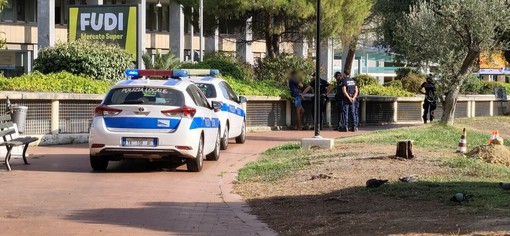 Allarme sicurezza a Oneglia, nuova zuffa ai Toscanini: interviene la polizia locale Allarme sicurezza a Oneglia, nuova zuffa ai Toscanini: interviene la polizia locale
