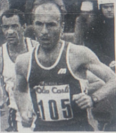 ACCADDE OGGI, 8 DICEMBRE 2003. Super impresa del “poliziotto volante”: Roberto Canu diventa campione italiano di maratona “over 40” a Palermo ACCADDE OGGI, 8 DICEMBRE 2003. Super impresa del “poliziotto volante”: Roberto Canu diventa campione italiano di maratona “over 40” a Palermo