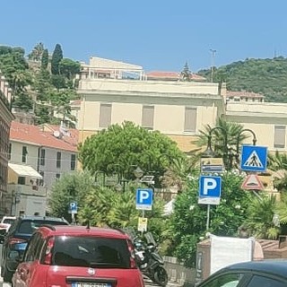 Ramo pericolante in via Scarincio alla Marina di Porto Maurizio: traffico in tilt