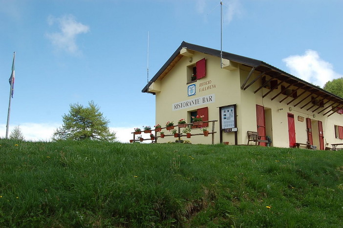 Escursionista di Imperia cade tra Melosa e Monte Grai: trasportato all'ambulanza dai gestori del rifugio Escursionista di Imperia cade tra Melosa e Monte Grai: trasportato all'ambulanza dai gestori del rifugio