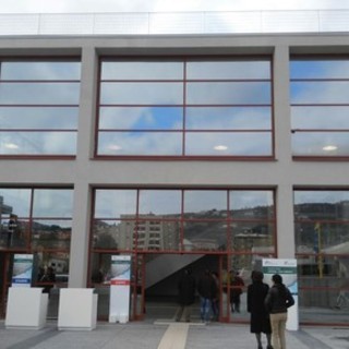 Imperia: 20enne minaccia il suicidio dal parapetto della stazione ferroviaria, salvata da Polizia Locale