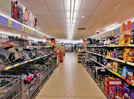 Scaffali per supermercati: caratteristiche, costi e principali vantaggi