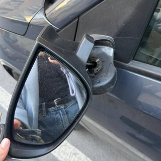 Specchietto rotto e il solito "furbetto" in fuga a Imperia