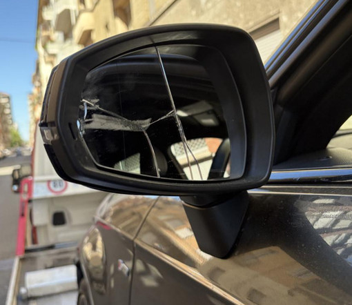 "Attenzione alla truffa dello specchietto": l'allarme di un automobilista imperiese
