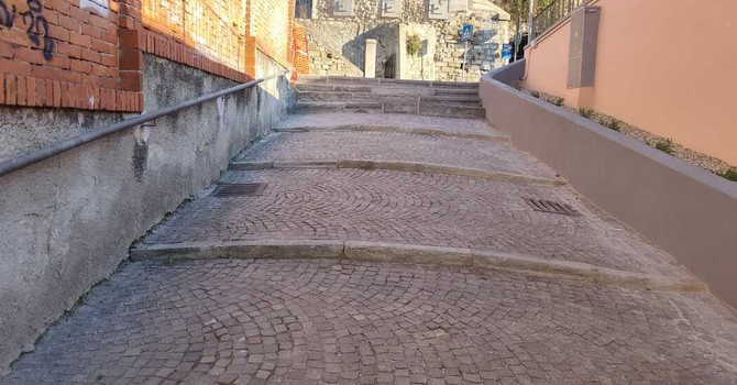 Salita Frati Minimi, marcia indietro del Comune sui gradoni: saranno modificati per consentire il passaggio di passeggini e carrozzine