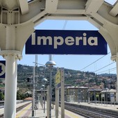 Stazione di Imperia, corridoio al buio tra i binari 3 e 4