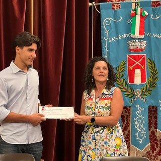 Edoardo Rossi supera l'esame di terza media con 10 e lode, premiato dal Comune di San Bartolomeo