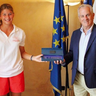 Imperia, riconoscimento da parte del sindaco Scajola alla bagnina Martina Greggio che ha salvato un anziano (Foto)