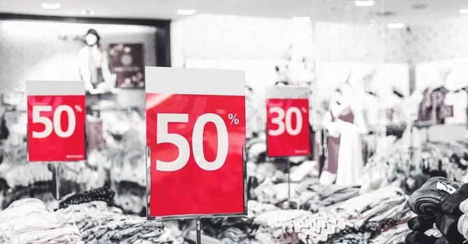 ACCADDE OGGI, 18 AGOSTO 1984. Via ai saldi: partenza a rilento nonostante ribassi al 50% ACCADDE OGGI, 18 AGOSTO 1984. Via ai saldi: partenza a rilento nonostante ribassi al 50%