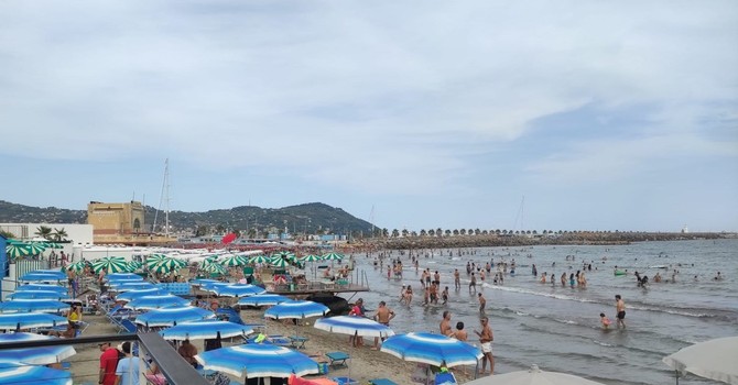 Anche in Riviera via libera a panini e bottigliette in spiaggia: no ai divieti dei lidi Anche in Riviera via libera a panini e bottigliette in spiaggia: no ai divieti dei lidi