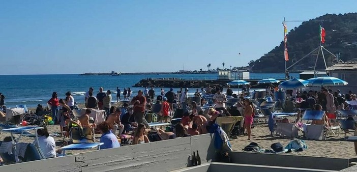 Spiagge affollate a Diano il giorno di Pasqua                                                                                     (Foto Flammia)