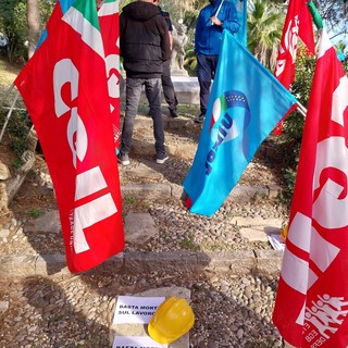 Imperia, presidio di ieri davanti alla Prefettura, Cgil e Uil: "Basta morti sul lavoro!" Imperia, presidio di ieri davanti alla Prefettura, Cgil e Uil: "Basta morti sul lavoro!"