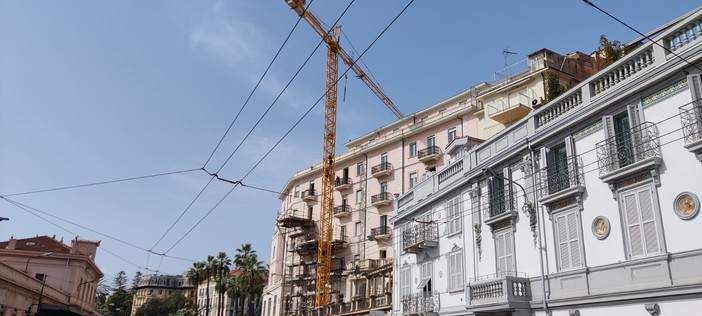 Sanremo, in piazza Cesare Battisti uomo sale su una gru e minaccia di buttarsi nel vuoto