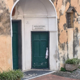 Un pezzo di stoffa bianco per la pace, anche il monastero di Santa Chiara ripudia la guerra