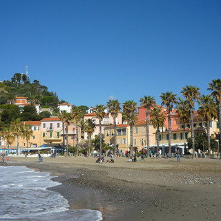 Tragedia a San Lorenzo al Mare, muore un'anziana in spiaggia colta da un malore Tragedia a San Lorenzo al Mare, muore un'anziana in spiaggia colta da un malore