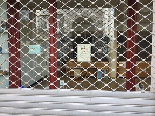 A Oneglia si abbassa un’altra serranda storica: chiude il Jolly Caffè di via Alfieri