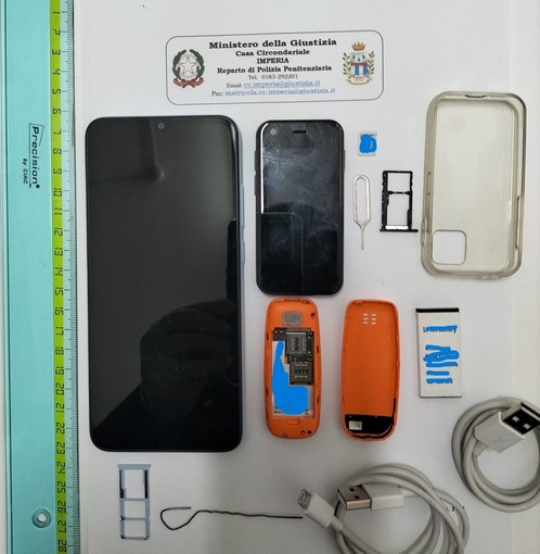 Nel carcere di Imperia trovati telefoni cellulari in uso ai detenuti: indagine della Polizia Penitenziaria