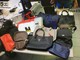 Sequestrato un laboratorio artigianale di griffe false e un centinaio tra orologi e borse (foto) Sequestrato un laboratorio artigianale di griffe false e un centinaio tra orologi e borse (foto)