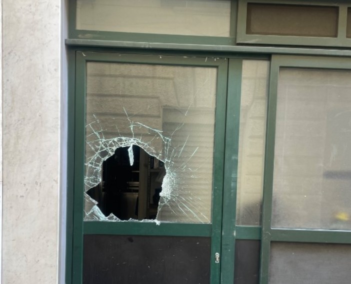 In manette il ladro delle 'spaccate': arrestato il responsabile dei furti nel centro di Imperia In manette il ladro delle 'spaccate': arrestato il responsabile dei furti nel centro di Imperia