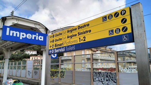Pendolari, treno salta la fermata di Imperia. Un passeggero: "Abbandonati a Sanremo senza assistenza" Pendolari, treno salta la fermata di Imperia. Un passeggero: "Abbandonati a Sanremo senza assistenza"