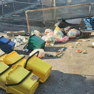 LA SEGNALAZIONE. L'area alle spalle del comando di polizia municipale invasa da mastelli e rifiuti sotto gli occhi delle telecamere