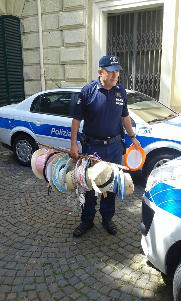 Diano Marina: blitz della polizia municipale, sequestrati oltre 50 cappelli e centinaia di accessori di abbigliamento Diano Marina: blitz della polizia municipale, sequestrati oltre 50 cappelli e centinaia di accessori di abbigliamento