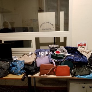 Contrasto al commercio abusivo, la polizia locale di Diano Marina sequestra merce contraffatta