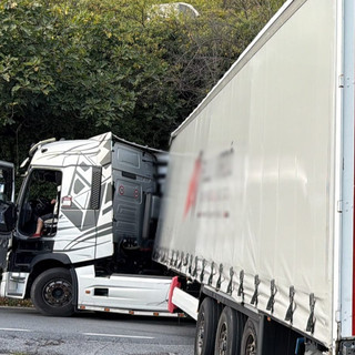 Autoarticolato fermo sulla SS 28, traffico bloccato a Pornassio