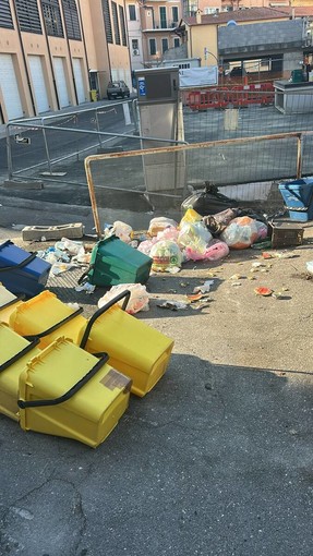 LA SEGNALAZIONE. L'area alle spalle del comando di polizia municipale invasa da mastelli e rifiuti sotto gli occhi delle telecamere LA SEGNALAZIONE. L'area alle spalle del comando di polizia municipale invasa da mastelli e rifiuti sotto gli occhi delle telecamere