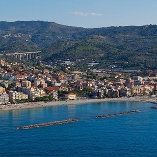 A San Bartolomeo scatta l'ordinanza che vieta di girare a torso nudo o in costume 