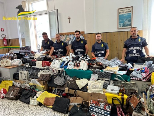 Maxi sequestro di patacche destinate al Mercato di Ventimiglia: la Finanza toglie 900 pezzi a 12 venditori abusivi