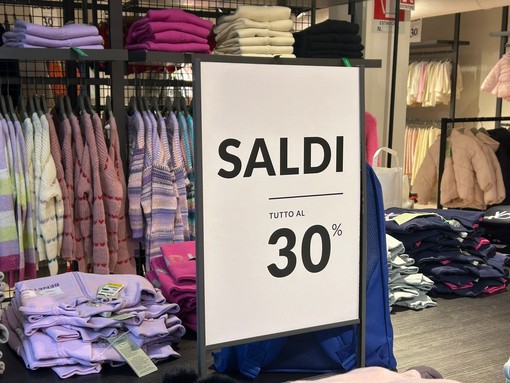 Diano Marina, saldi invernali: giro di vite della polizia locale Diano Marina, saldi invernali: giro di vite della polizia locale