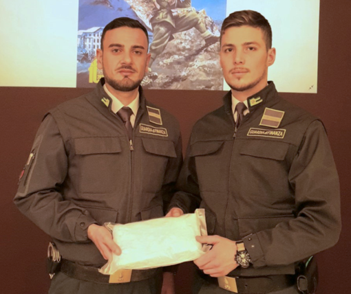 San Bartolomeo al Mare: trasportava 6 etti di cocaina in auto, giovane marocchino fermato dalla Guardia di Finanza San Bartolomeo al Mare: trasportava 6 etti di cocaina in auto, giovane marocchino fermato dalla Guardia di Finanza