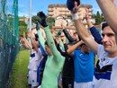 L'esultanza dei nerazzurri sotto la Gradinata Nord per aver raggiunto la salvezza                                                                                                                (Foto Flammia)