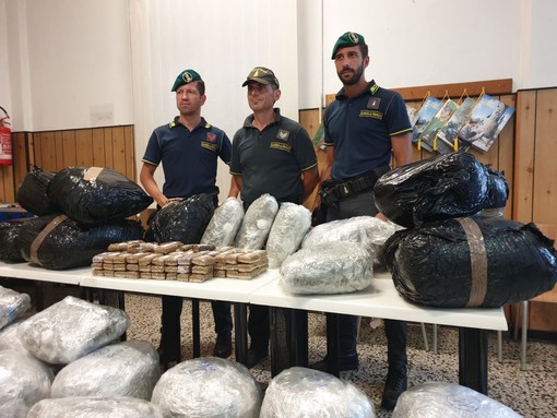 Ventimiglia: tir trasportava rotoli di prato e...84 kg di droga, operazione della Guardia di Finanza al confine