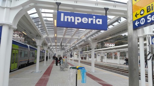 Regionale si ferma a Imperia per 'sosta pipì'. La capotreno: “Chi deve andare in bagno scenda” Regionale si ferma a Imperia per 'sosta pipì'. La capotreno: “Chi deve andare in bagno scenda”