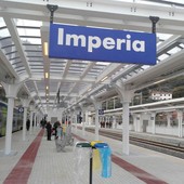 Regionale si ferma a Imperia per 'sosta pipì'. La capotreno: “Chi deve andare in bagno scenda” Regionale si ferma a Imperia per 'sosta pipì'. La capotreno: “Chi deve andare in bagno scenda”