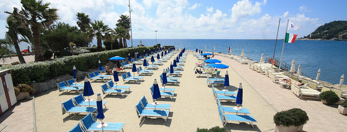 Diano Marina, dopo la mareggiata è tutto pronto per l'apertura dei bagni Delfino e Solarium