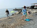 Spiaggia libera di Diano Marina invasa da rifiuti vegetali, esplode la rabbia dei bagnanti