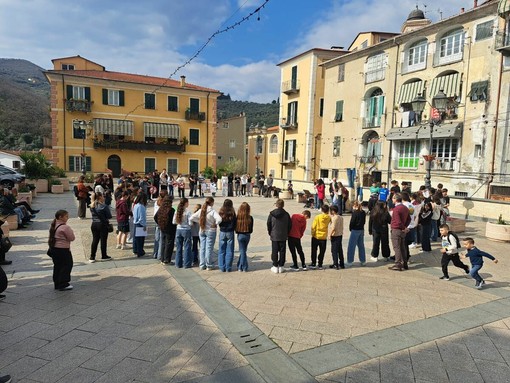 Pontedassio, giovani studenti in piazza per ricordare le vittime delle mafie