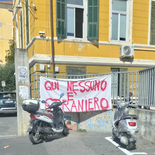 Striscione "Qui nessuno è straniero" anche a Imperia: all'Amoretti la protesta contro il tetto agli alunni stranieri Striscione "Qui nessuno è straniero" anche a Imperia: all'Amoretti la protesta contro il tetto agli alunni stranieri