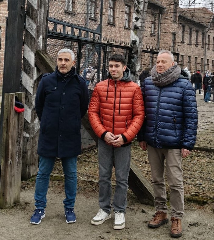 L'imperiese Francesco Russo tra gli studenti liguri in visita al campo di sterminio di Auschwitz-Birkenau L'imperiese Francesco Russo tra gli studenti liguri in visita al campo di sterminio di Auschwitz-Birkenau