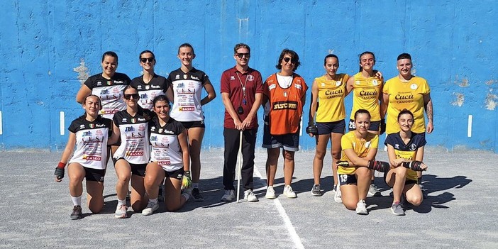 Le due quadrette a centrocampo prima del derby