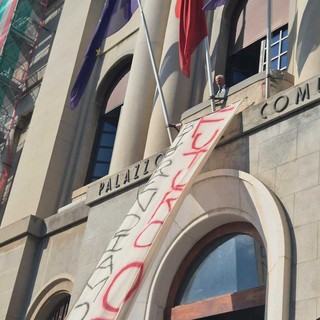Fratelli d’Italia Imperia attacca Scajola per lo striscione in Comune: "La città ha bisogno di lavoro, non di propaganda ideologica"
